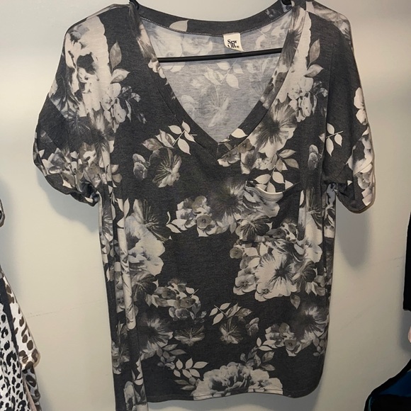 Beautiful Flower Top - Picture 1 of 5